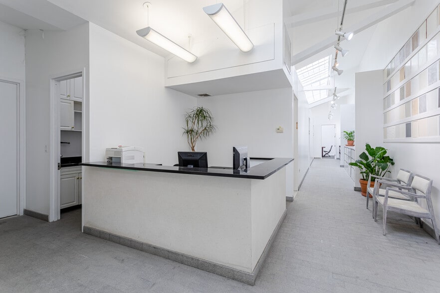 More Photos Of 234 Russell St, Brooklyn Showroom For Lease