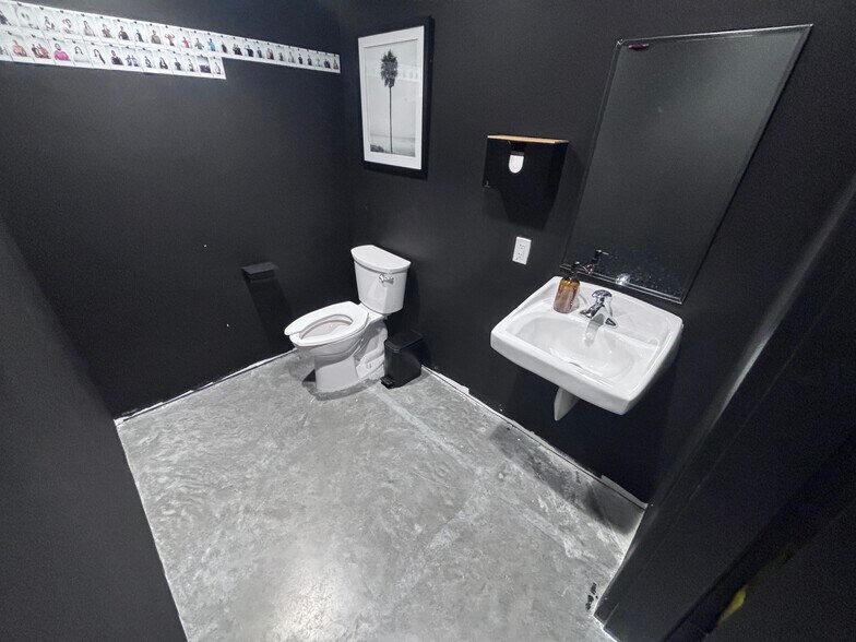 More Photos Of 8170 Uzita Dr, Sarasota Flex For Lease