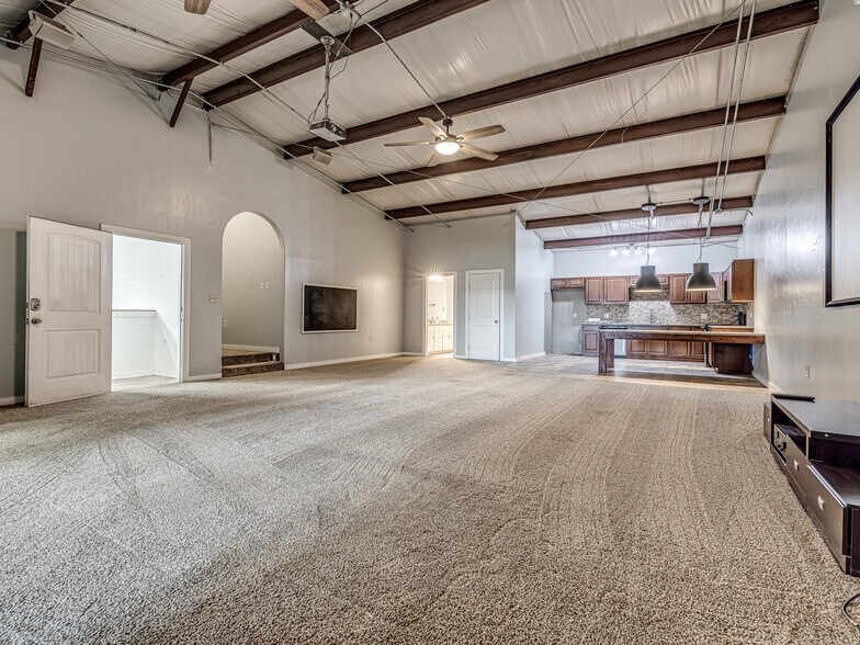 More Photos Of 6355 Boucher Dr, Edmond Showroom For Lease