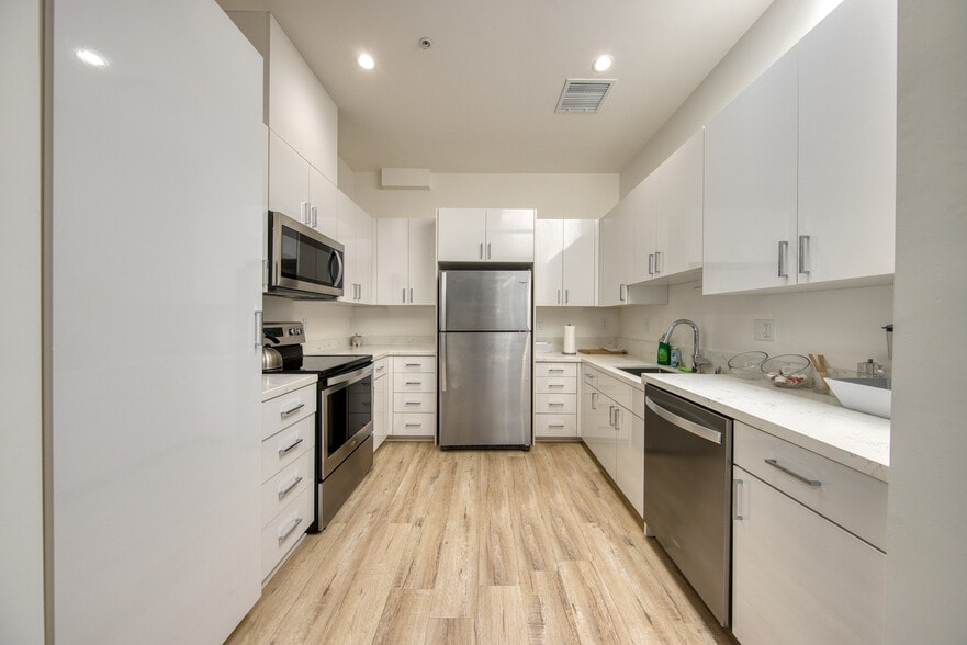 More Photos Of 2425 California St, San Francisco Storefront For Lease