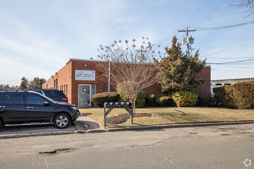 More Photos Of 172 Cabot St, West Babylon Warehouse For Lease