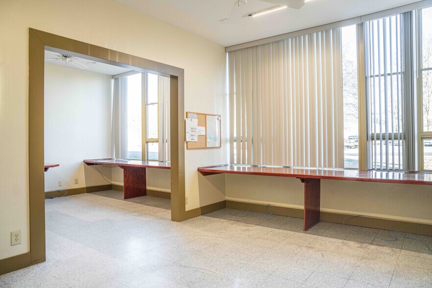 More Photos Of 201 N Missouri Ave, Sedalia Manufacturing For Sale