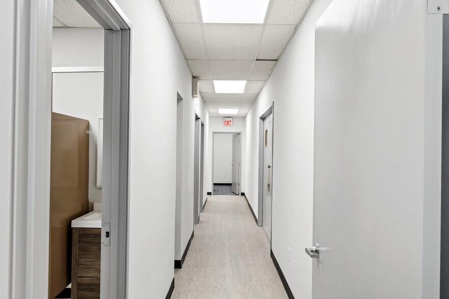 More Photos Of 10823 Sanden Dr, Dallas Flex For Lease