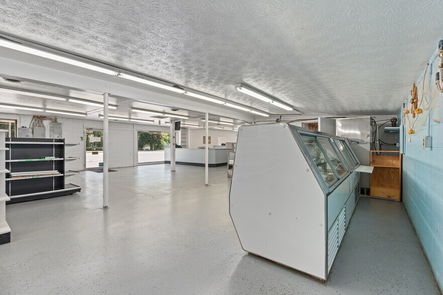 More Photos Of 8275 Carolina Blvd, Clyde General Retail For Sale