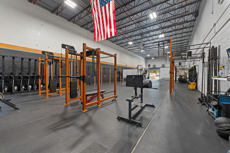 More Photos Of 7490 N 30th Ave, Saint Petersburg Showroom For Sale