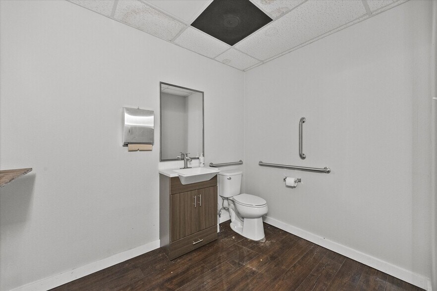 More Photos Of 2108 Monroe St, Commerce Showroom For Lease