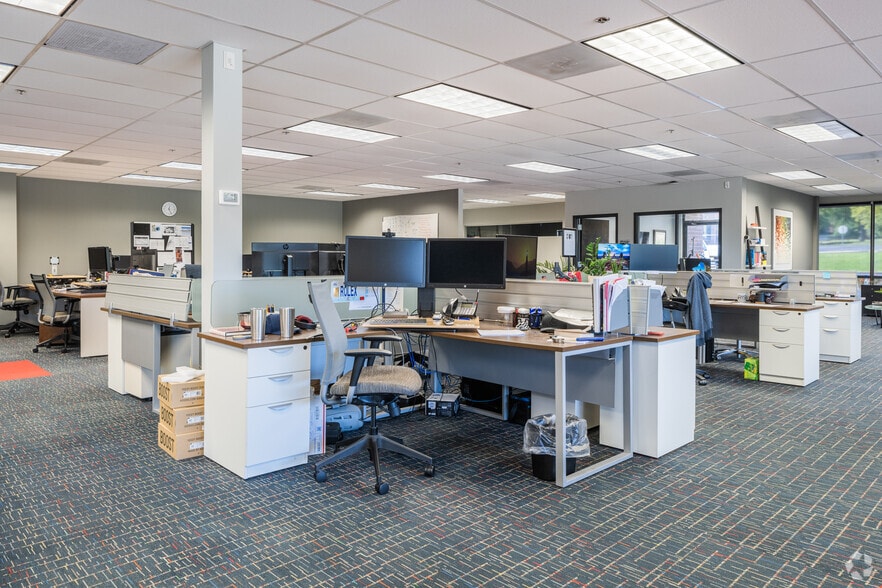 More Photos Of 9355-9375 Dielman Industrial Dr, Olivette Showroom For Lease