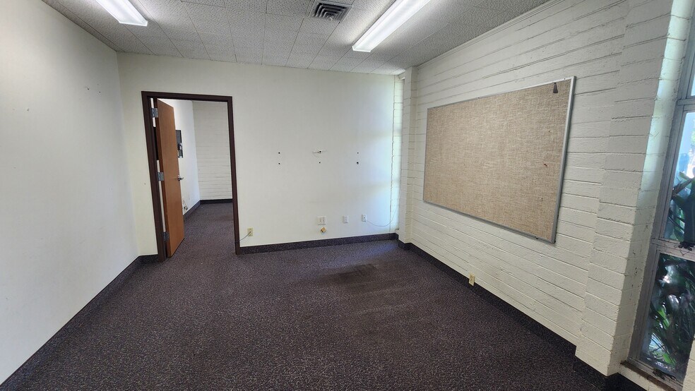 More Photos Of 321 S Virginia Ave, Mercedes Office For Sale