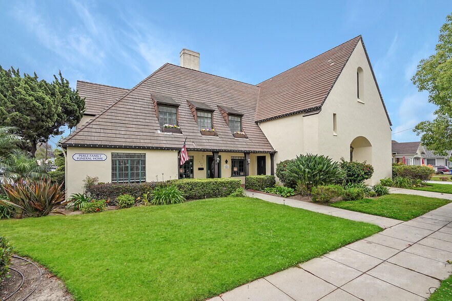 Primary Photo Of 738 E Santa Paula St, Santa Paula Funeral Home For Sale