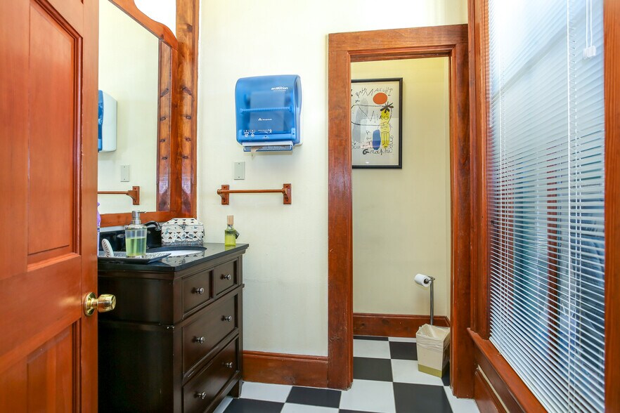 More Photos Of 635 S Presa St, San Antonio Storefront Retail Office For Sale