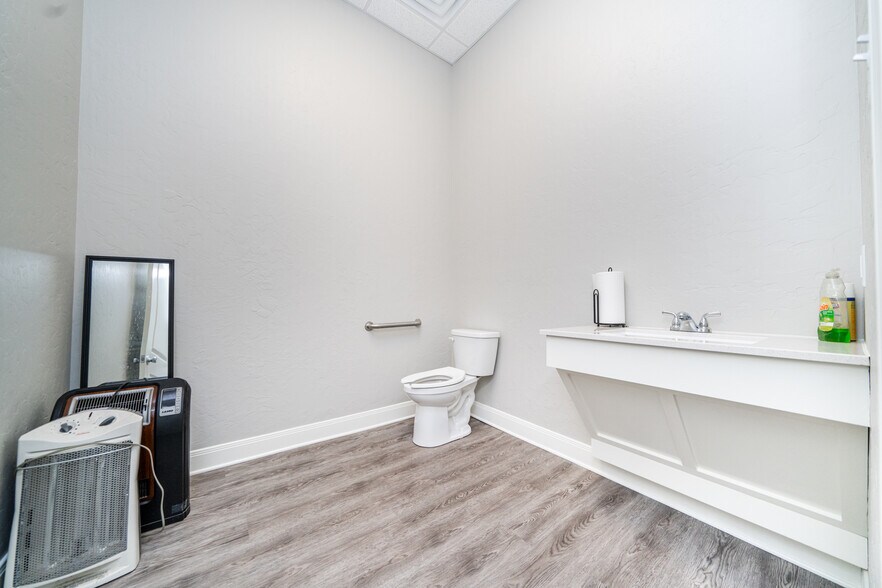 More Photos Of 307 US Highway 271 N, Gilmer Storefront Retail Office For Lease