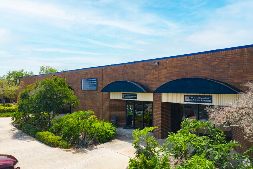 More Photos Of 9280 Bay Plaza Blvd, Tampa Unknown For Lease