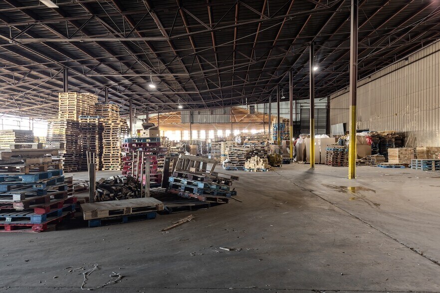 More Photos Of 1200 Bissell St, Venice Warehouse For Sale