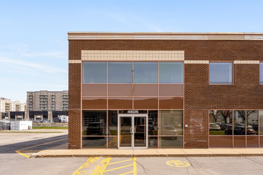 More Photos Of 4505 Boul Métropolitain E, Montréal Office For Sale
