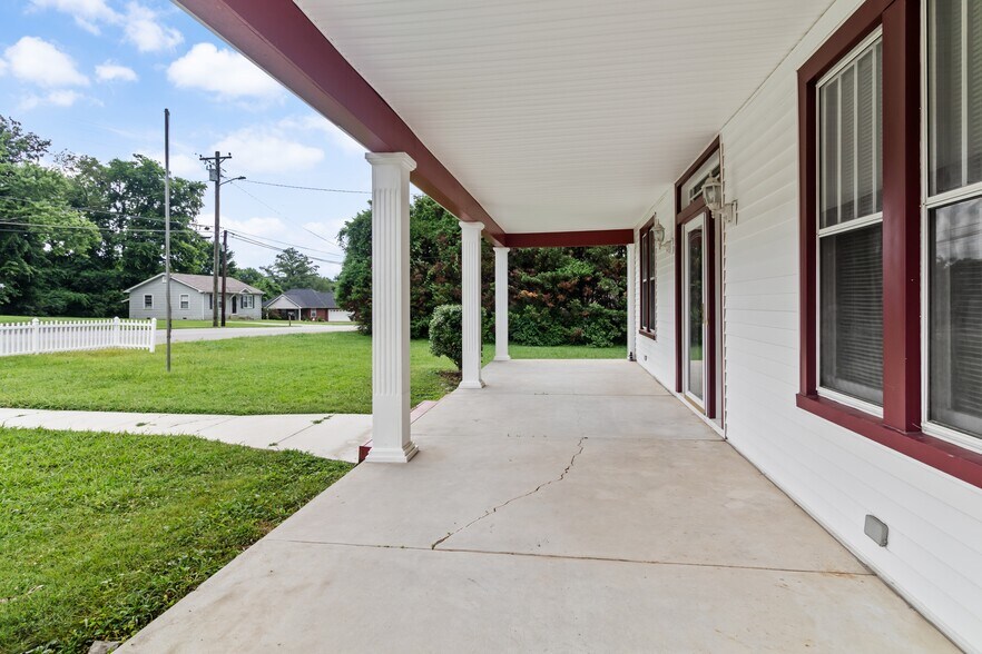 More Photos Of 300 Maple St, Smyrna Restaurant For Sale