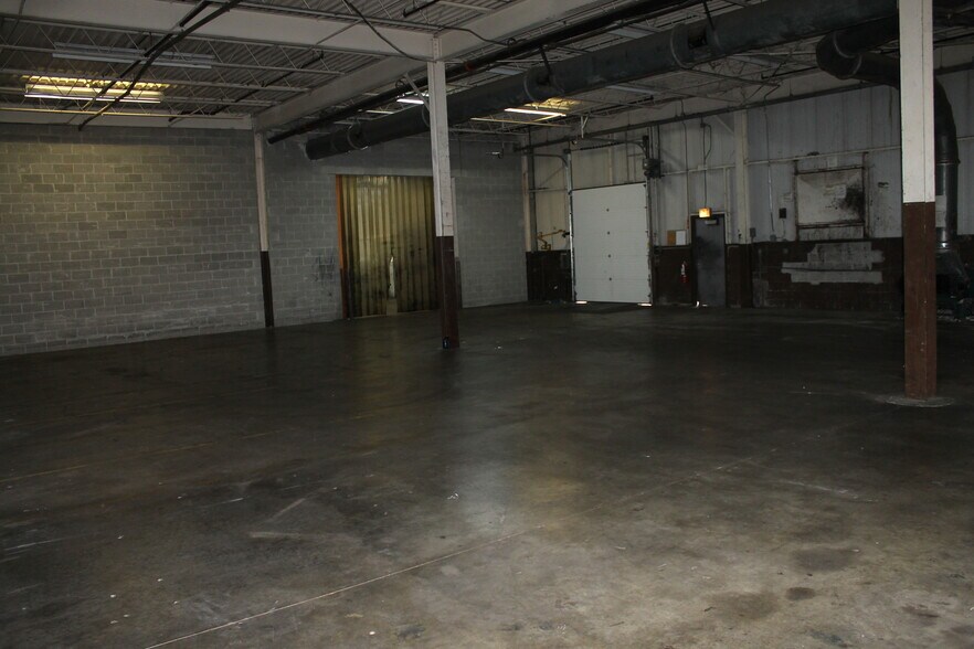 More Photos Of 121 Industrial Dr, Dekalb Manufacturing For Sale