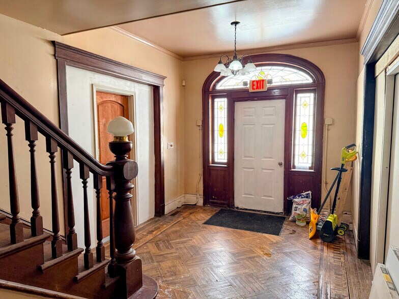 More Photos Of 6 Church St, Nassau Apartments For Sale