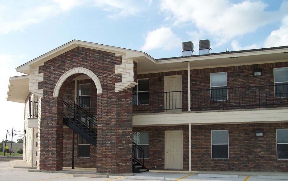 Primary Photo Of 411 E Central Texas Expy, Killeen Apartments For Sale