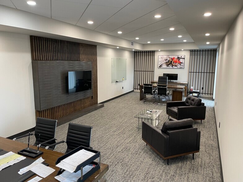 More Photos Of 3060 Valleywood Dr, Kettering Flex For Lease