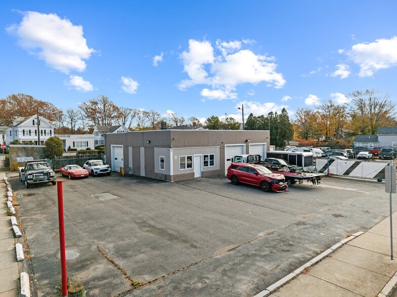 More Photos Of 98 Middle St, Fairhaven Service For Sale