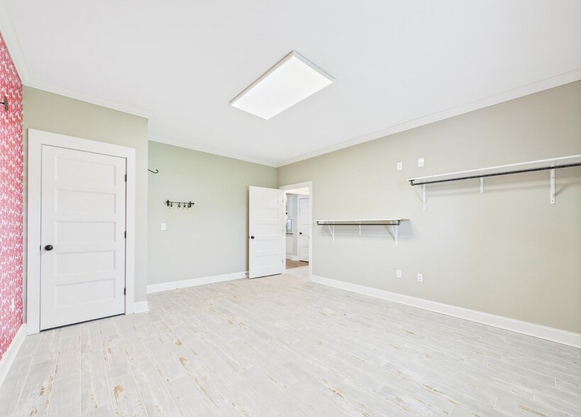 More Photos Of 102 Kimberly Ave, Muscle Shoals Office For Sale