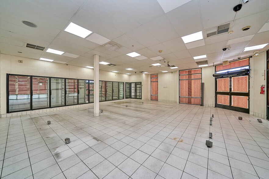 More Photos Of 11759 Carson St, Lakewood Convenience Store For Lease