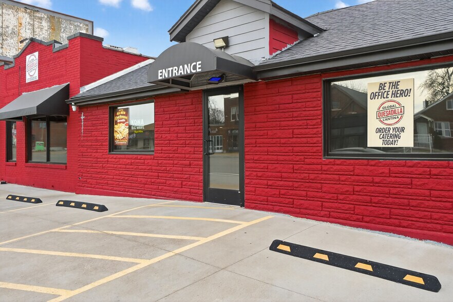 More Photos Of 8713 Gravois Rd, Saint Louis Restaurant For Lease
