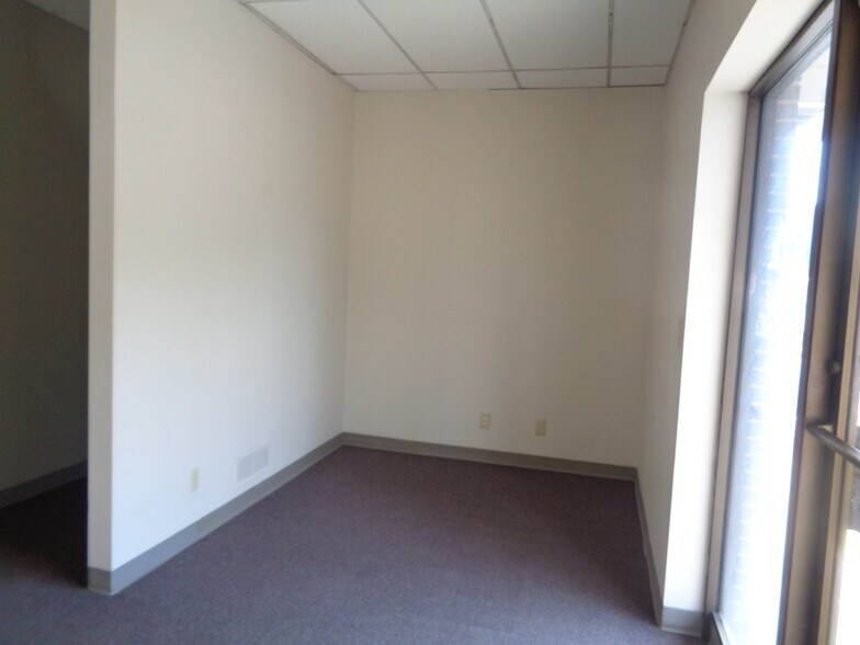 More Photos Of 3903-3913 S Lynn Ct, Independence Office For Sale
