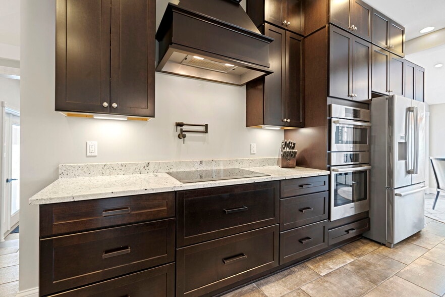 More Photos Of 612 N Lakeshore Dr, Ludington Hotel For Sale