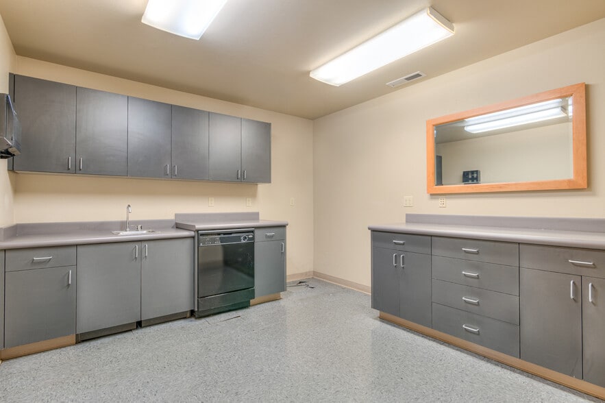 More Photos Of 62958 NE Layton Ave, Bend Light Manufacturing For Sale
