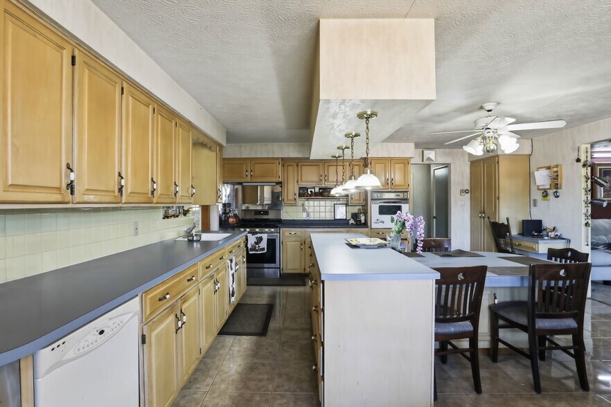 More Photos Of 501 S Breezewood Rd, Breezewood Specialty For Sale