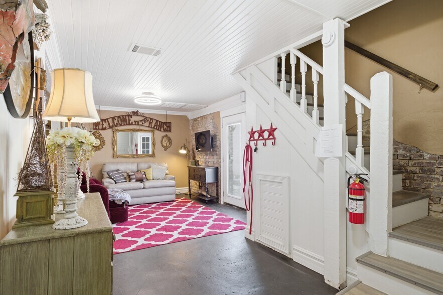 More Photos Of 10 S Side Sq, Cooper Freestanding For Sale