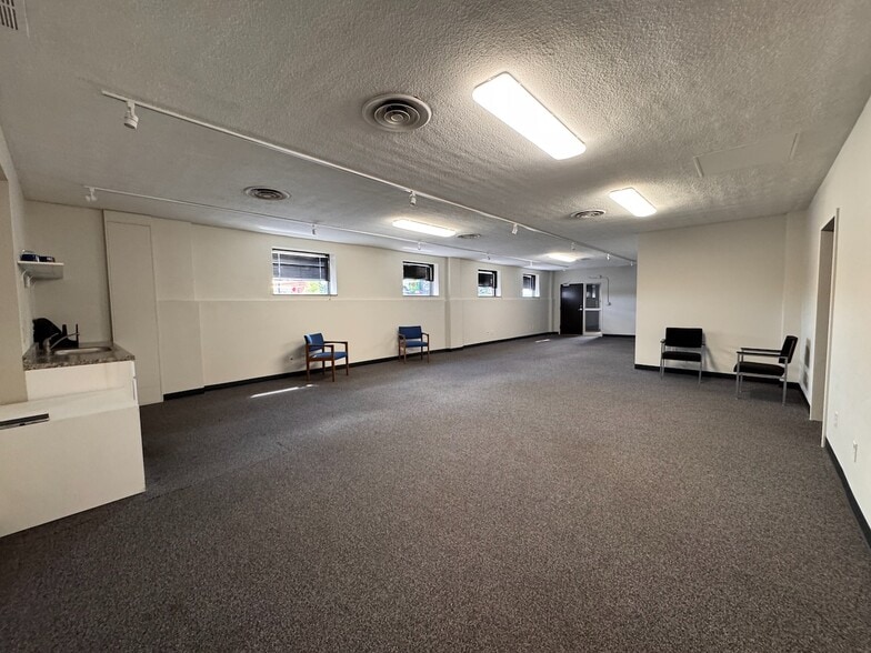 More Photos Of 4233 Roanoke Rd, Kansas City Office For Lease