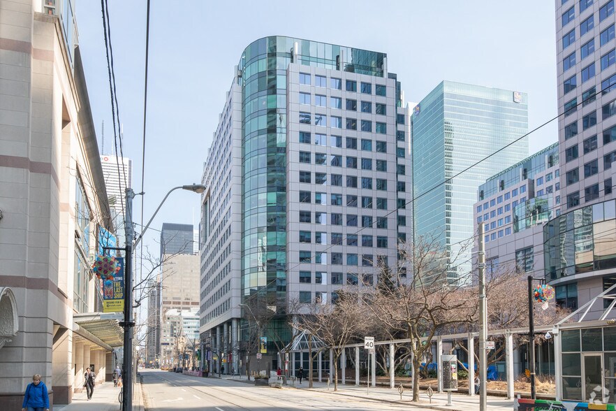 More Photos Of 225 King St W, Toronto Office For Lease