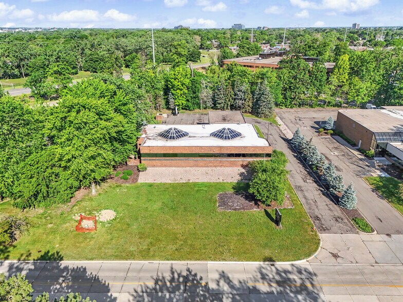 More Photos Of 15360 S Commerce Dr, Dearborn Office For Sale