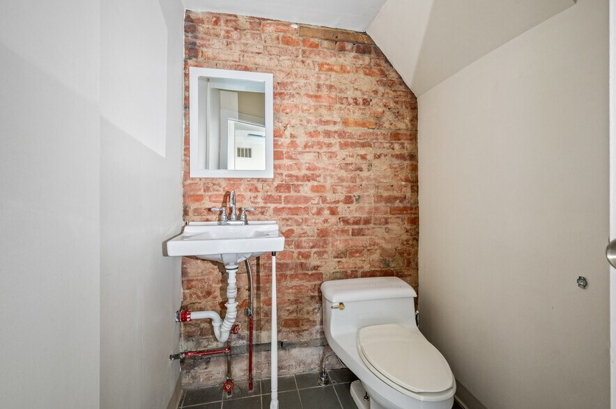 More Photos Of 23 Bedford Sq, Pittsburgh Storefront Retail Residential For Lease