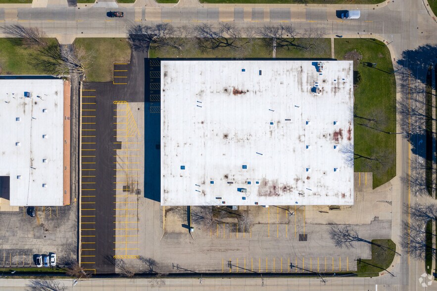 More Photos Of 3401-3411 Commercial Ave, Northbrook Warehouse For Sale