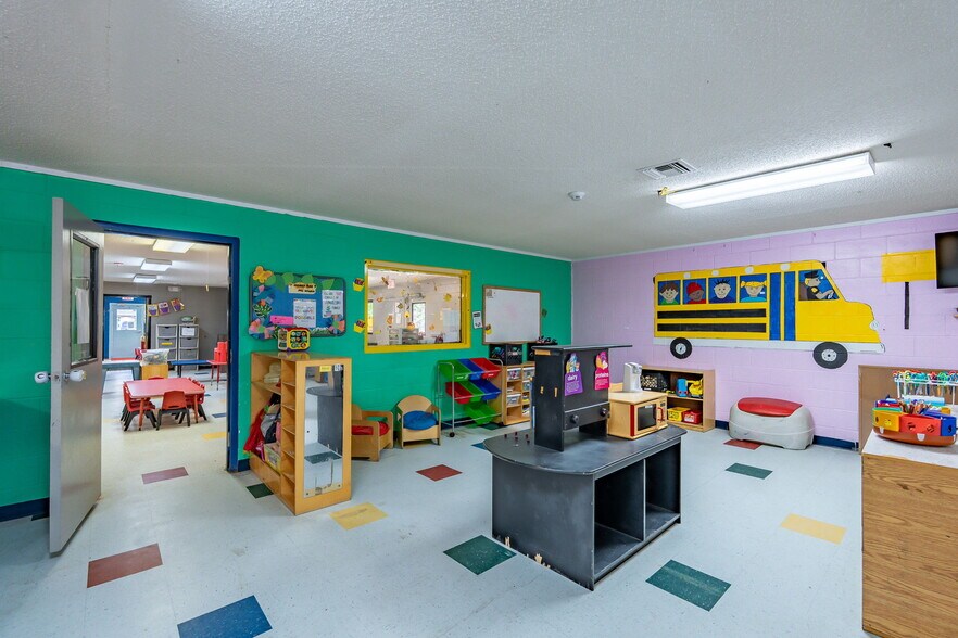 More Photos Of 522 NW Turner Rd, Lake City Daycare Center For Sale