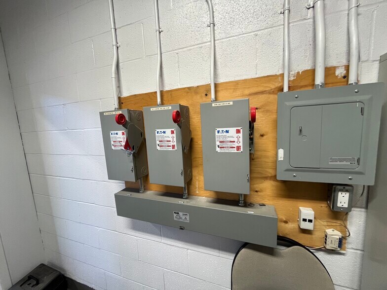 More Photos Of 161 Bartley Dr, Toronto Manufacturing For Lease