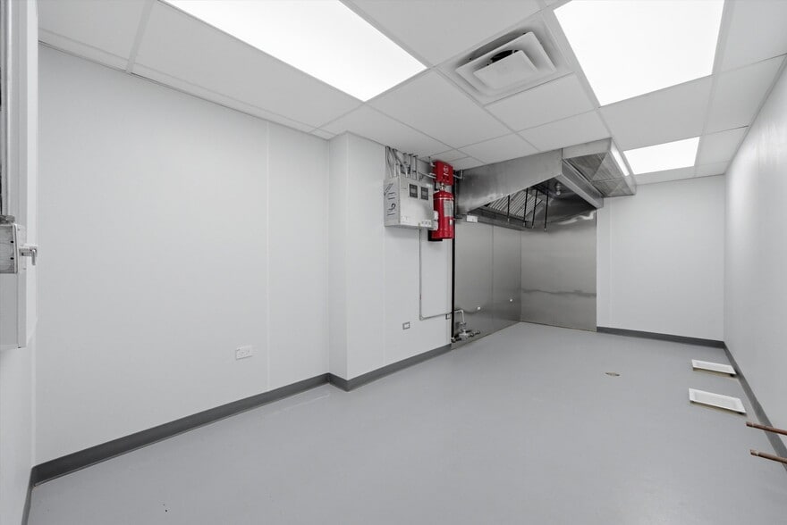 More Photos Of 2201 W Howard St, Chicago Restaurant For Lease