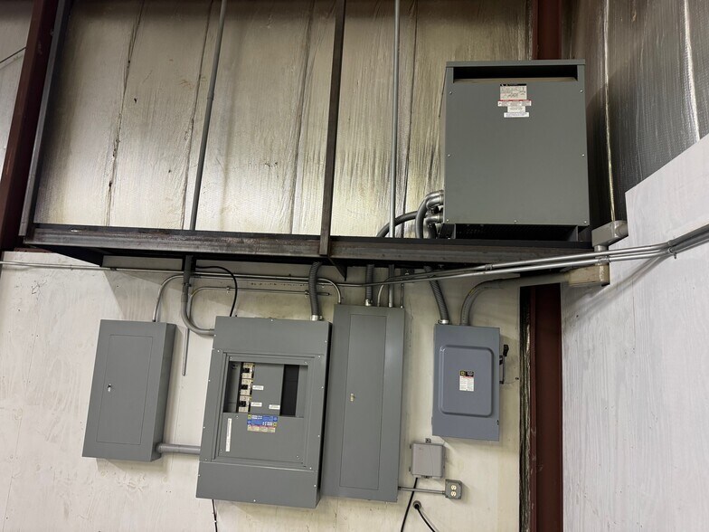 More Photos Of 1606 Commerce Dr, Sun Prairie Flex For Lease