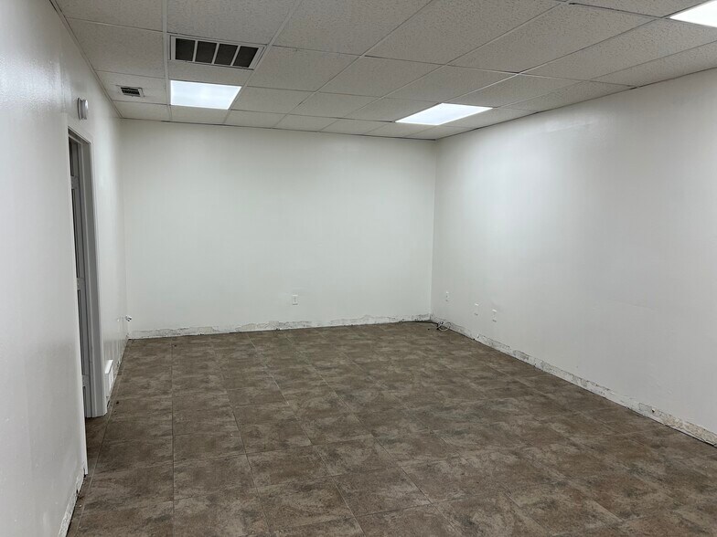 More Photos Of 2535 Farrington St, Dallas Light Distribution For Lease