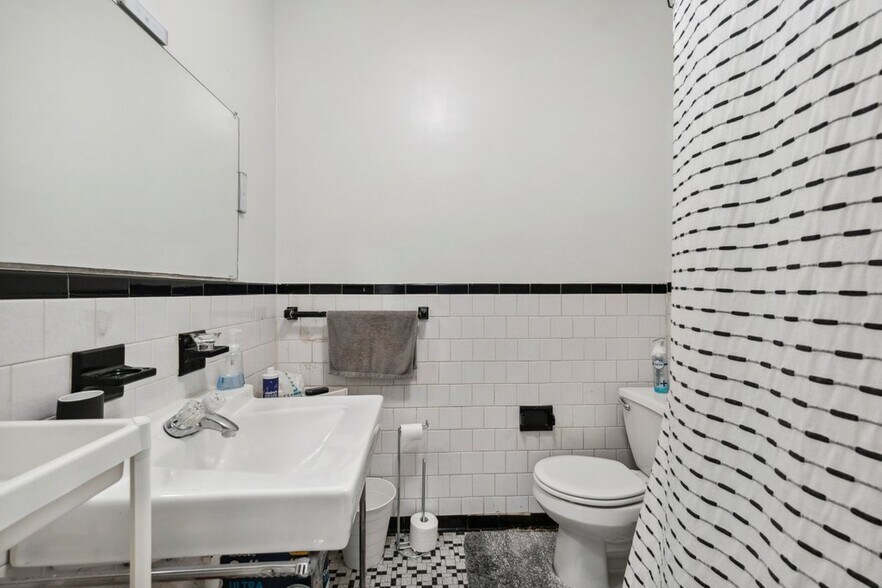 More Photos Of 519-521 N Charles St, Baltimore Office For Sale