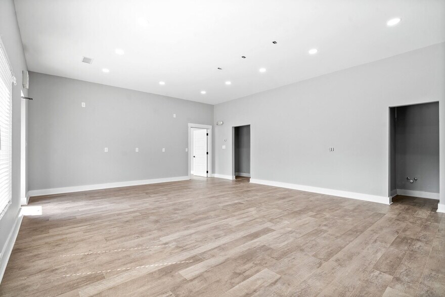 More Photos Of 131 Corporate Dr, Clarksville Flex For Lease