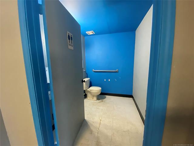 More Photos Of 713 N 2nd St, Stilwell Industrial For Sale