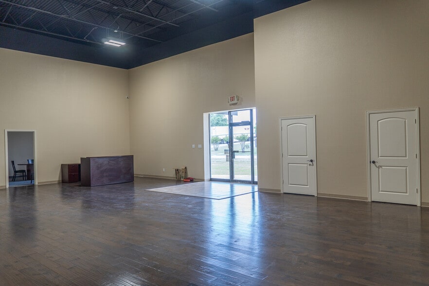 More Photos Of 1205 E Avenue H, Grand Prairie Distribution For Sale