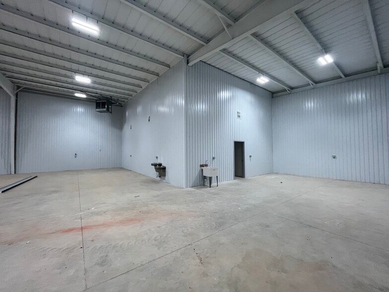 More Photos Of 616 NW 125th st, Oklahoma City Warehouse For Lease