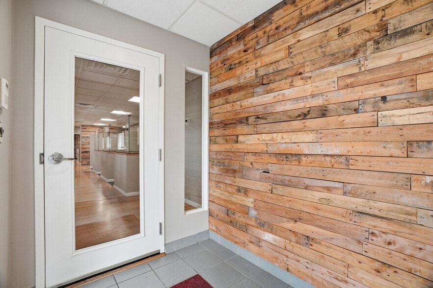 More Photos Of 16821 Park Circle Dr, Chagrin Falls Office For Sale