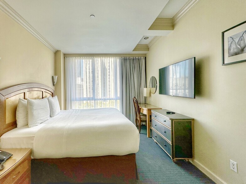 More Photos Of 52 Mulberry St, New York Hospitality For Sale