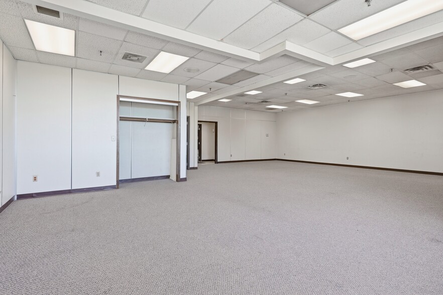 More Photos Of 562 Captain Neville Dr, Waterbury Manufacturing For Lease
